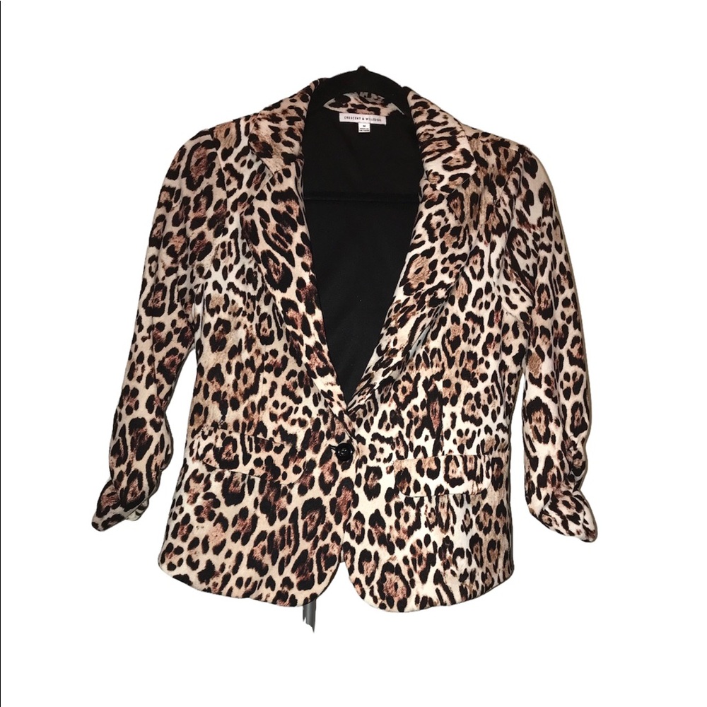 Crescent and Willough Womens Animal Print One Button Blouse Size Medium.